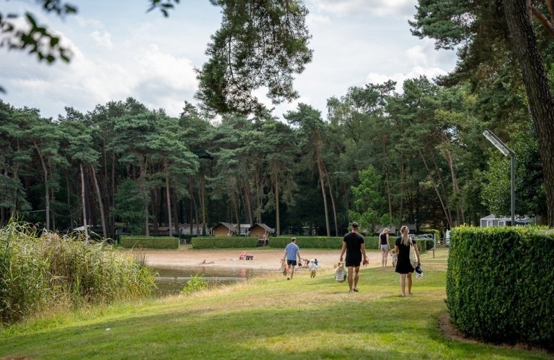 Camping met zwemmeer